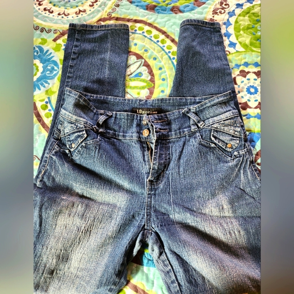 Juniors wave jeans